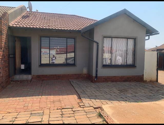 3 BEDROOM TOWNHOUSE FOR SALE IN PROTEA GLEN